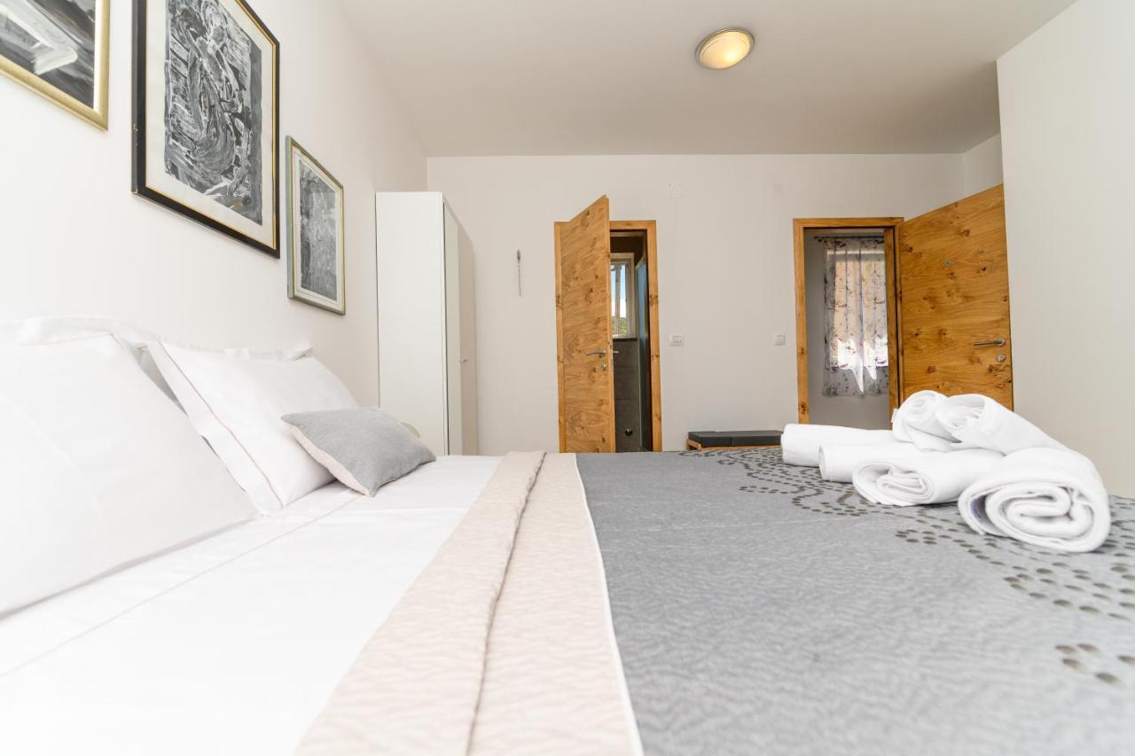 Apartments Forever Miholascica Екстер'єр фото